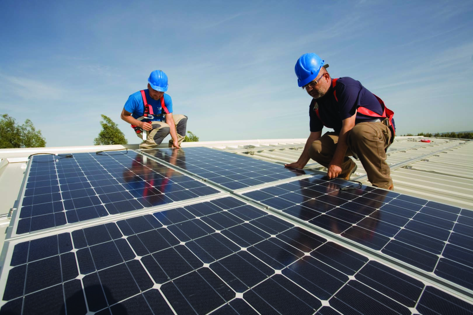 Лучик солнца заречный. Солнечные батареи. Энергия солнца. Солнце свет надежды. Хевел производство солнечных панелей фото.